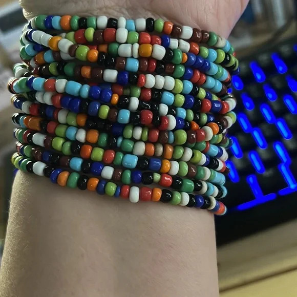 Bead bracelet with wooden closure - Picture 5 of 5